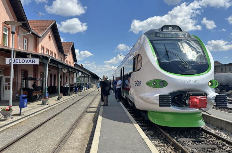 Battery-electric train debuts on Croatian rails
