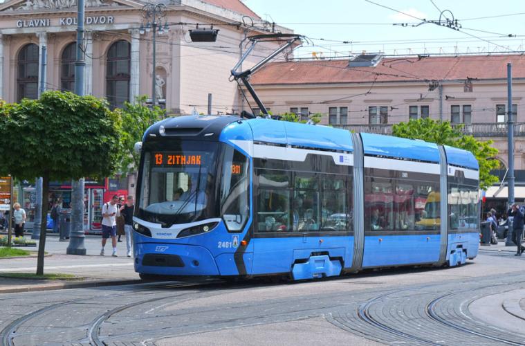 Low-floor tram