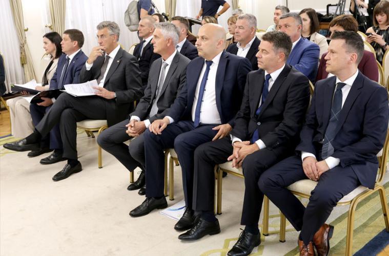Contracts signed for the financing and procurement of six battery electric multiple units and the construction of a hybrid charging station at Kotoriba railway station