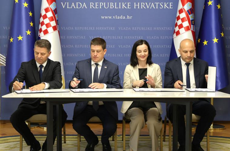 Contracts signed for the financing and procurement of six battery electric multiple units and the construction of a hybrid charging station at Kotoriba railway station