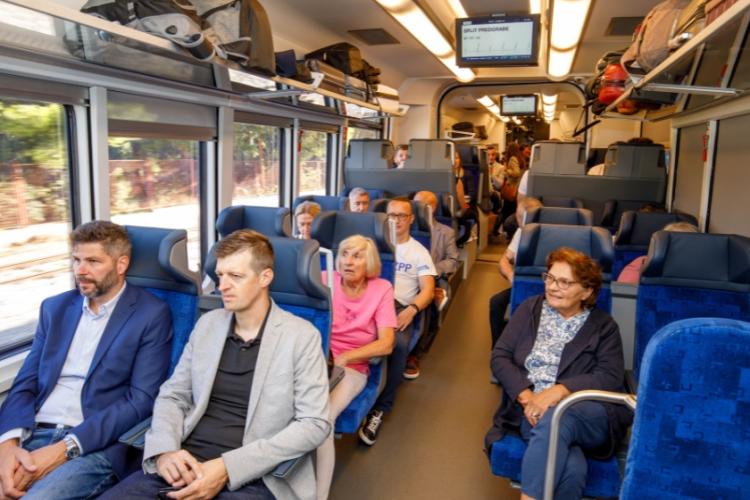 First hybrid electro-diesel train begins service on the Split–Zagreb route