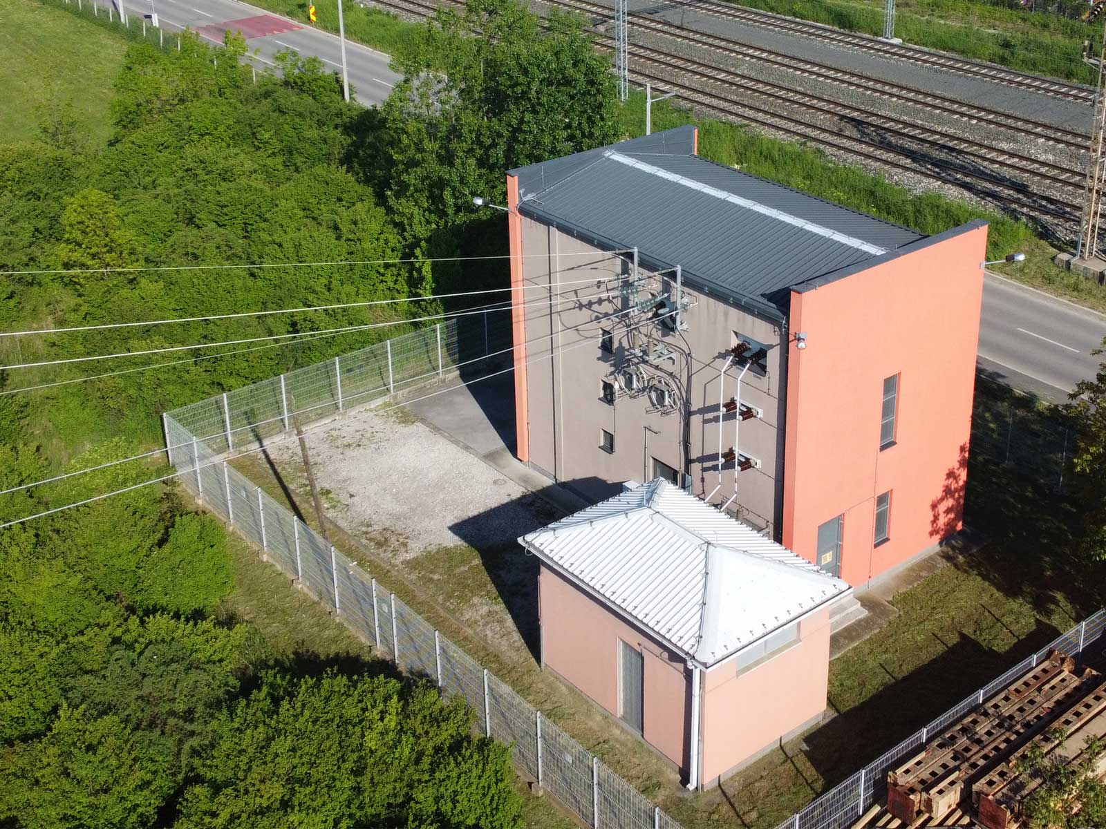 Electric traction substation