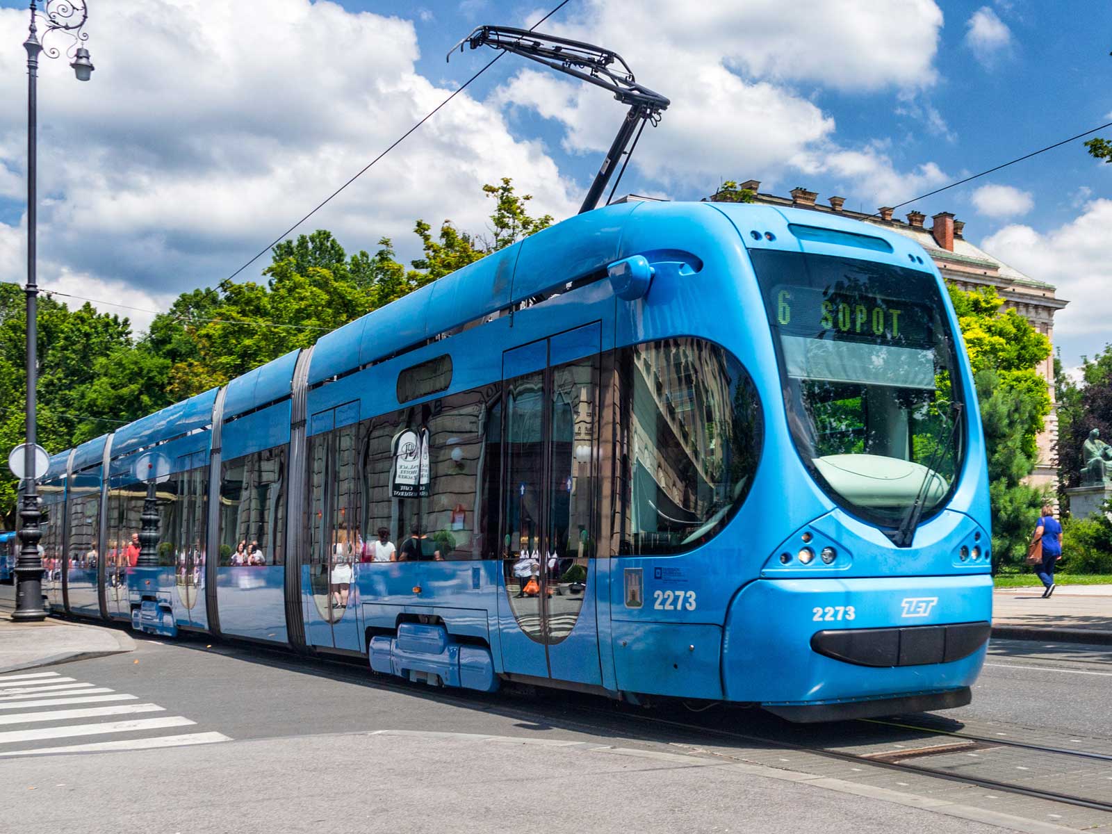 Low-floor tram