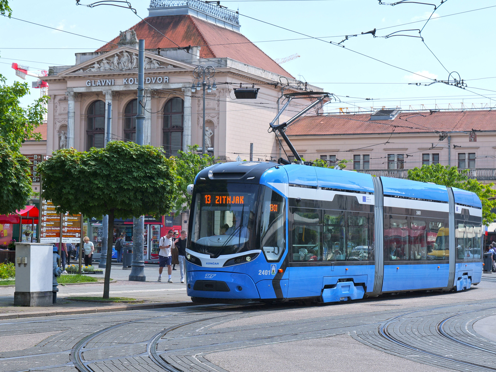 Low-floor tram